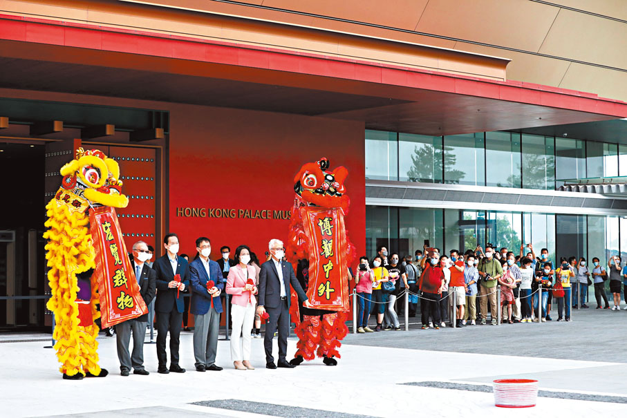 ◆ 開館前，已有逾百名巿民在館外等候。香港文匯報記者  攝