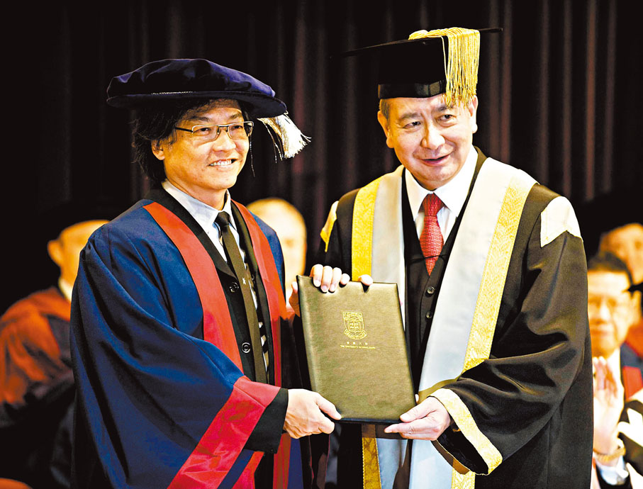 ◆ 羅啟銳（左）獲香港大學頒發名譽大學院士，以表揚其對港大及社會的貢獻。