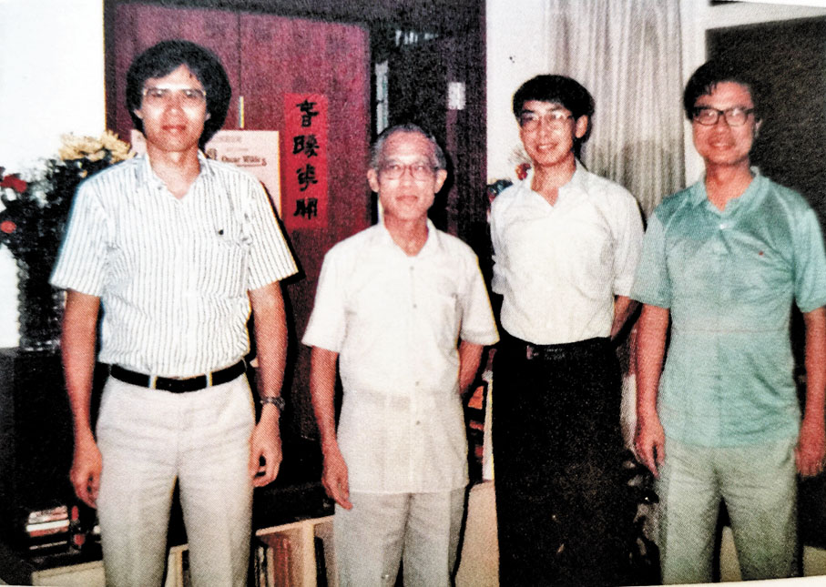 ◆1980年代攝於香港中文大學余光中宿舍。左起黃國彬、余光中、梁錫華、黃維樑