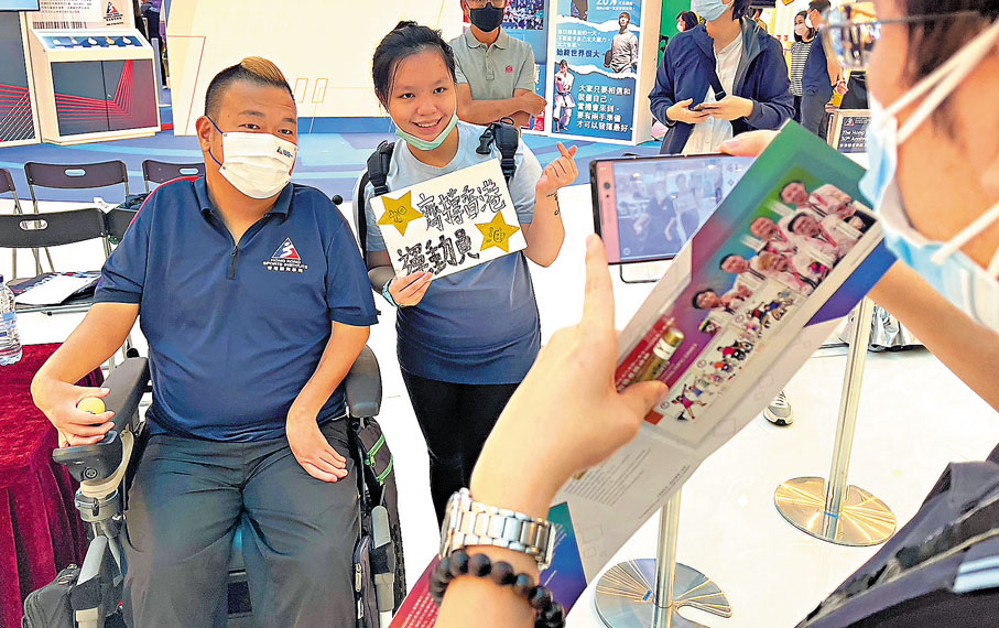 ◆梁育榮深受Fans歡迎。  香港文匯報記者黎永淦 攝