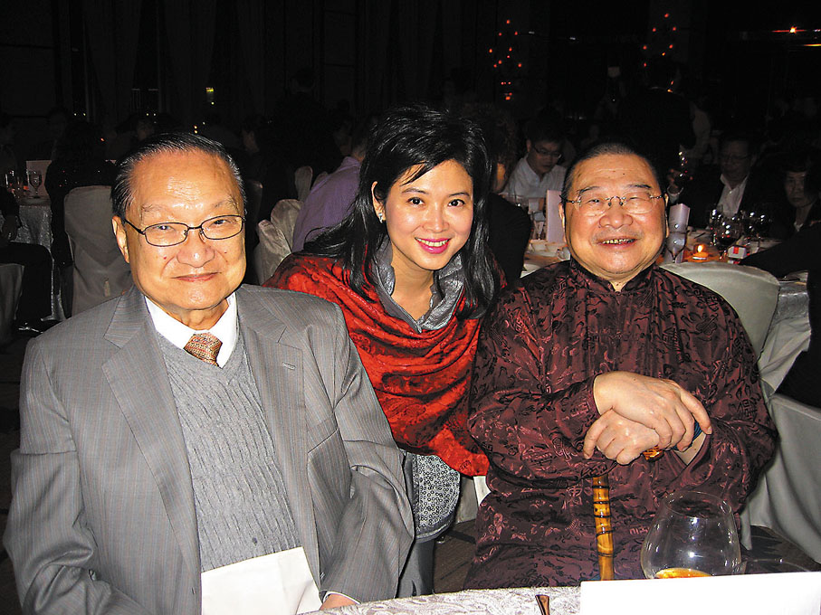 ◆作者與兩位文壇巨人金庸先生（左）、倪匡先生（右）攝於2008年。作者供圖