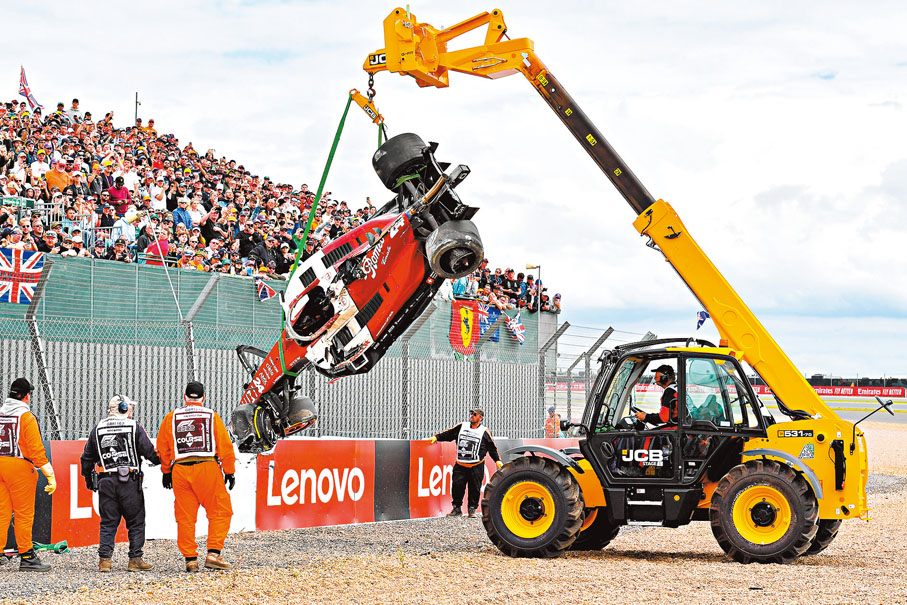 ◆周冠宇的賽車被吊起，車身損毀嚴重。  新華社