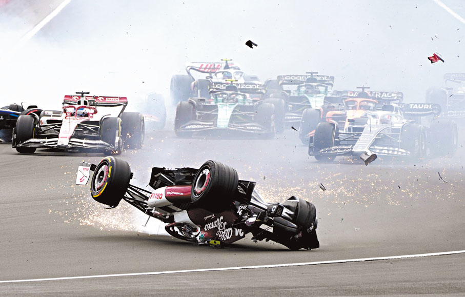 ◆周冠宇的座駕被撞飛翻滾，在賽道上滑行了一段距離，直到撞上防撞欄才停下來。  美聯社