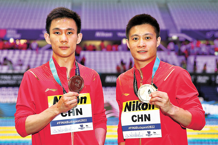 ◆楊健（右）與楊昊分獲男子10米台冠軍與季軍。 新華社
