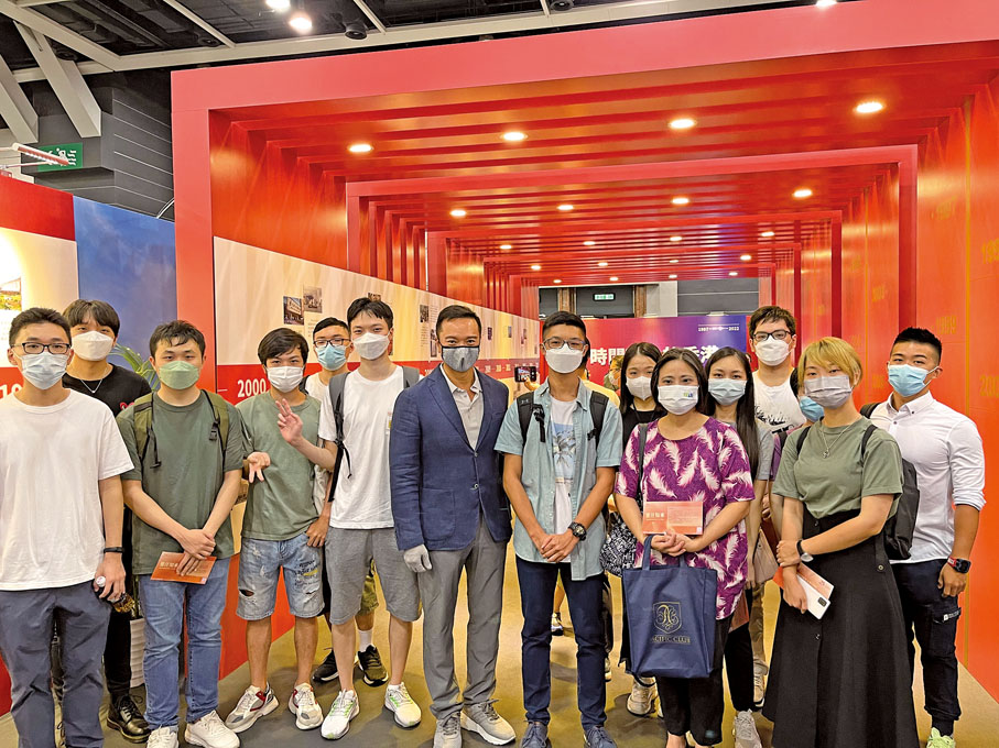 ◆ 朱鼎耀（前排左七）特別邀請參與集團實習計劃的大專院校學生一起參與是次活動。