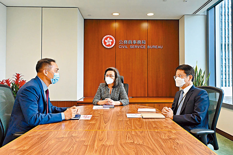 ◆公務員事務局局長楊何蓓茵（中）及公務員事務局常任秘書長梁卓文（右）在政府總部，與昨日履新的公務員學院院長郭蔭庶（左）會面，討論學院加強公務員培訓的未來工作重點。