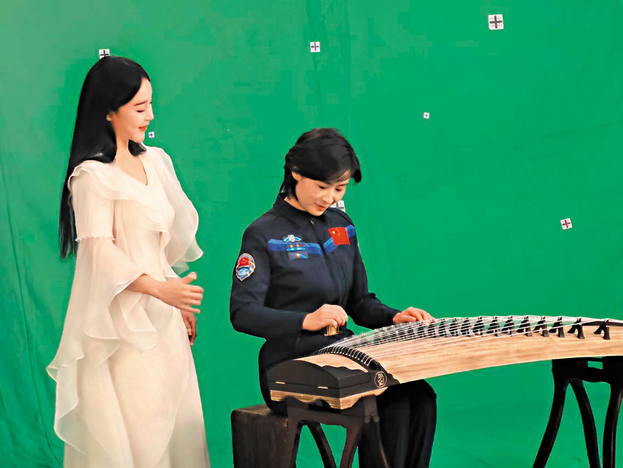 ◆袁莎與劉洋在《明月幾時有》箏曲錄製現場。