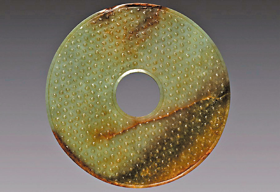 ◆ 玉璧是古代的貨幣之一。圖為周代的玉璧。 書本圖片