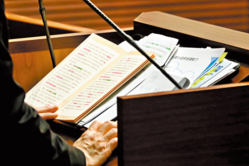 ◆李家超事先用各色筆標註答問資料，做足功課。 香港文匯報記者  攝