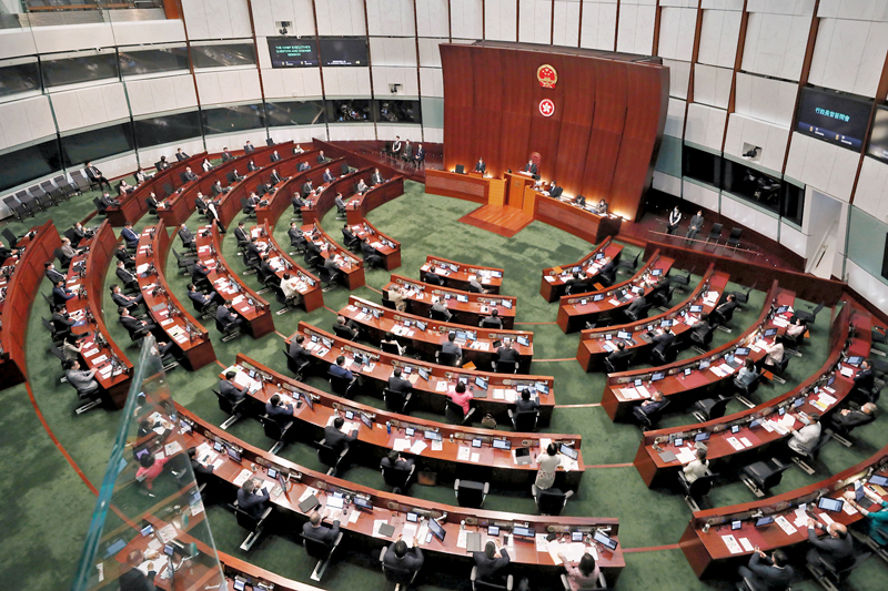 ◆ 李家超昨日在立法會答問會表示，建議每個月都在立法會前廳舉行官員和議員的交流會。 香港文匯報記者  攝