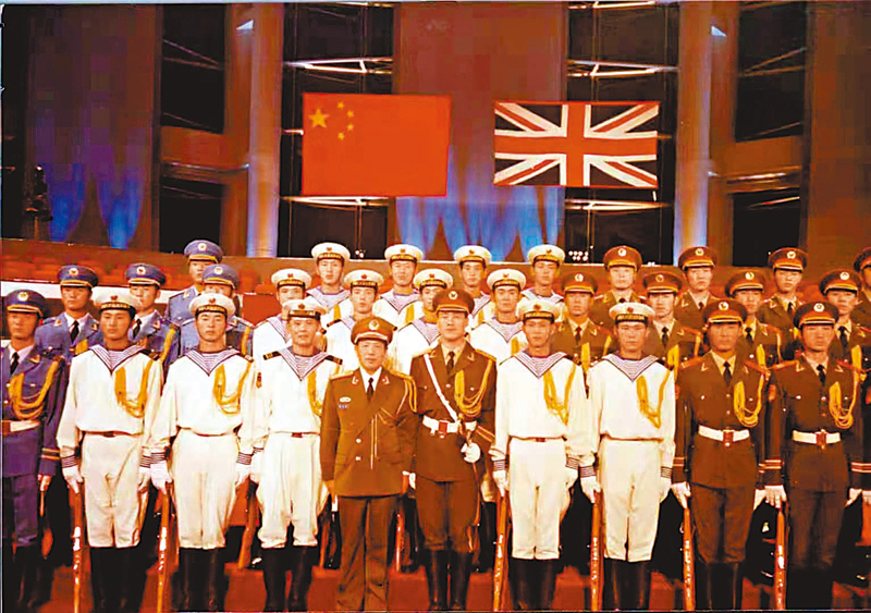 ◆解放軍三軍儀仗隊和軍樂團在政權交接儀式現場留影。