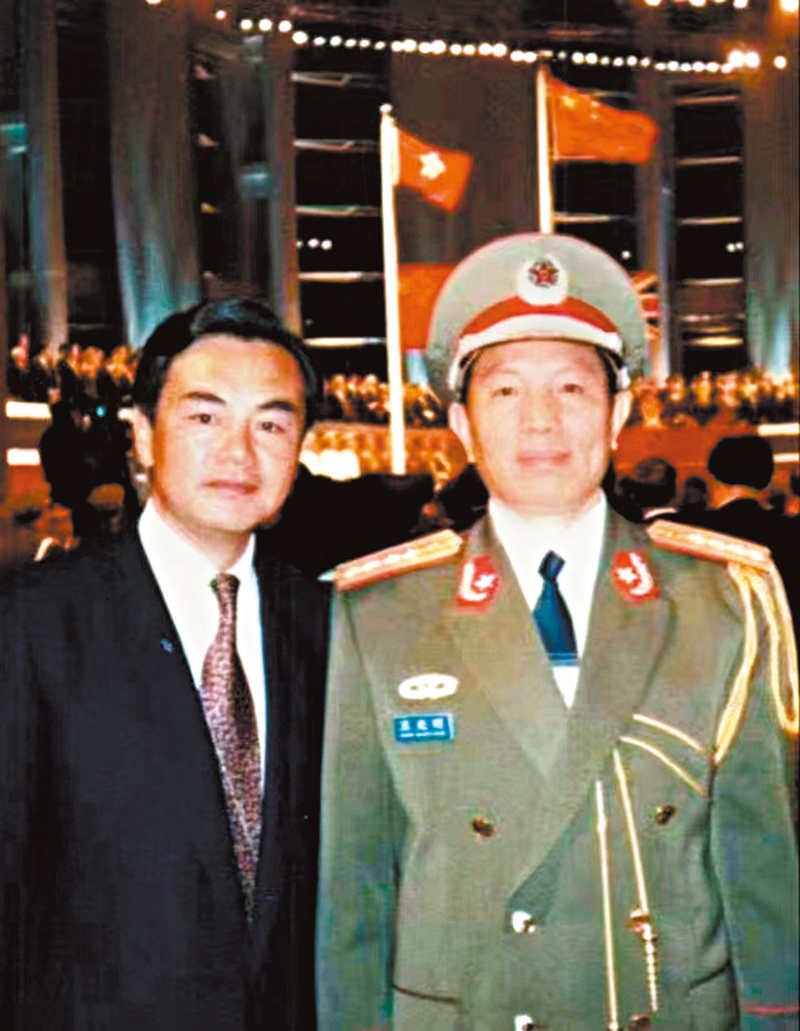 ◆在政權交接儀式現場與時任外交部亞洲司司長的王毅（左）合影。