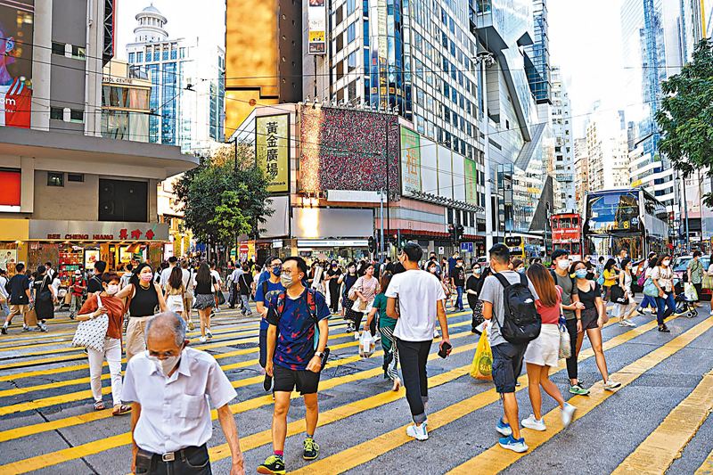 ◆香港昨日新增2,815宗新冠肺炎確診個案，政府呼籲市民盡快接種新冠疫苗。圖為銅鑼灣鬧市。 中通社