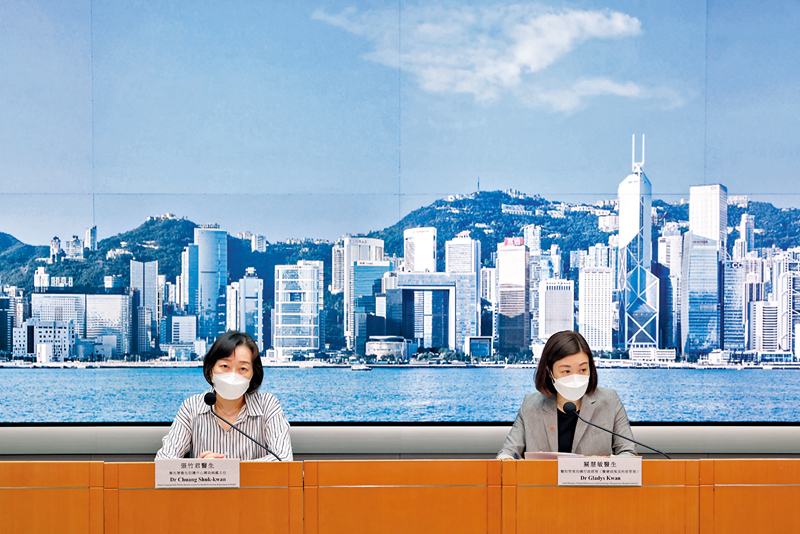 ◆張竹君（左）表示，現時BA.4或BA.5的本地個案比例逐漸上升。 中通社