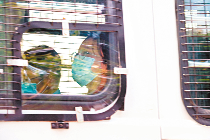 ◆被告之一黎雯齡早前由警車押解上庭。資料圖片