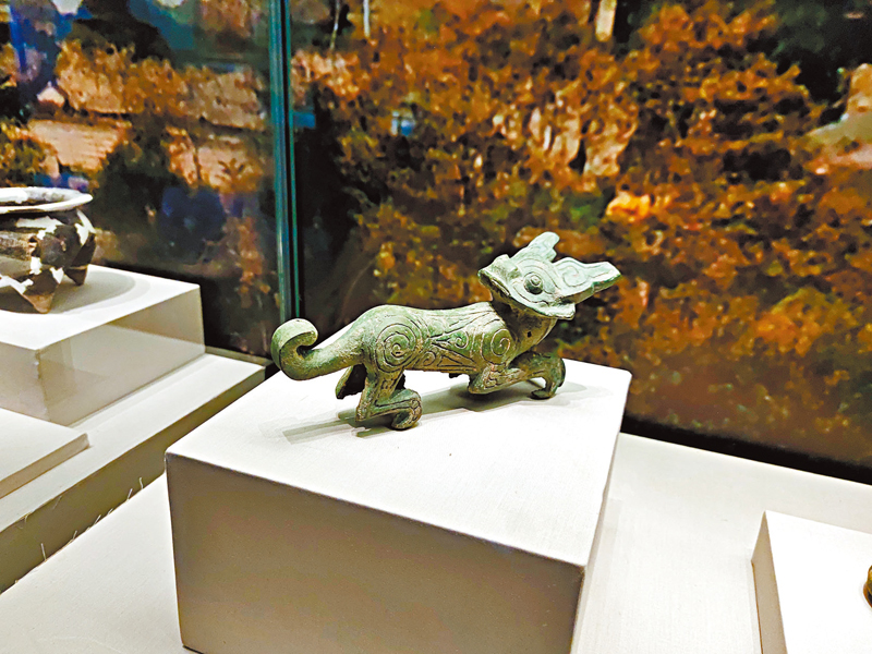 ◆2006年甘肅禮縣大堡子山遺址出土的春秋早期．秦青銅虎。