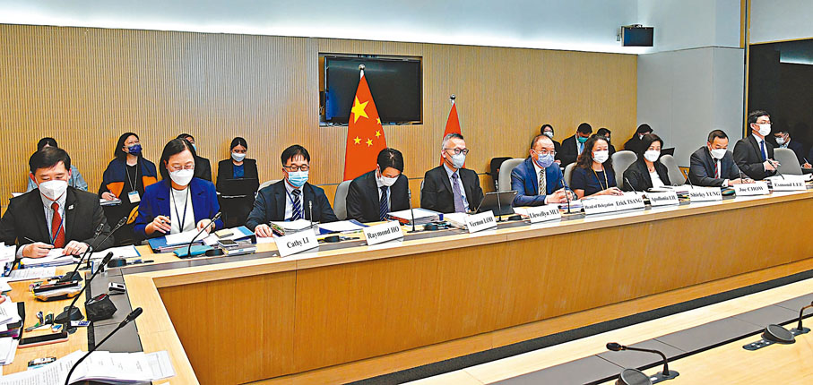 ◆ 曾國衞（前排右五）率領香港特區政府代表團以視像會議形式出席聯合國人權事務委員會會議。