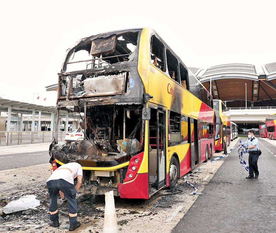 ◆港珠澳口岸一輛城巴被縱火燒毀，車頭損毀嚴重。香港文匯報記者 攝
