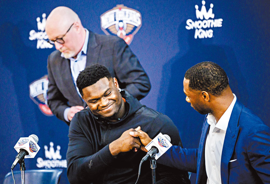 ◆施安威廉臣(中)生日當天續新合約。  美聯社