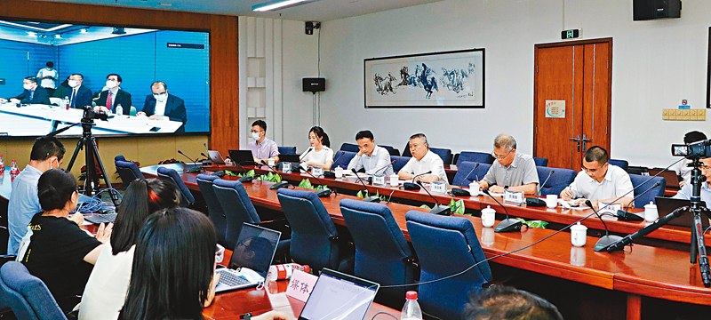 ◆「深港智庫焦點對話研討會——學習習近平主席『七一』重要講話精神」在深港兩地以視頻連線方式舉行。 香港文匯報記者  攝