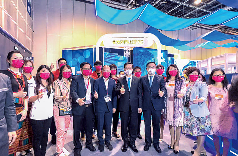 ◆行政長官李家超（右五）、中聯辦副主任何靖（右四）來到香港海南社團總會展區參觀以表支持。