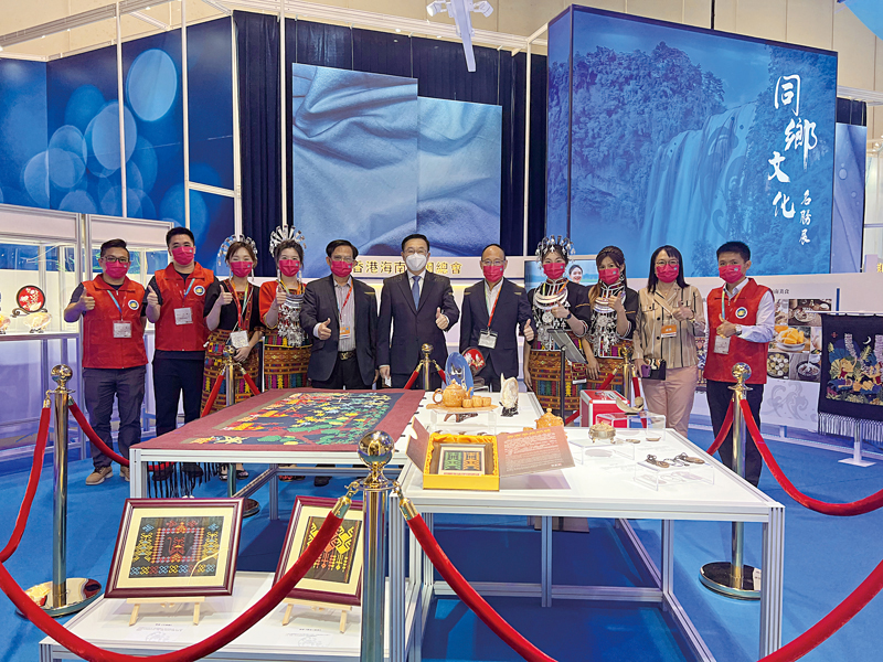 ◆中聯辦副主任何靖（左六）參觀總會展區。	