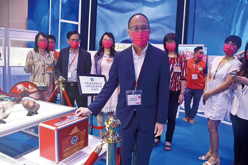 ◆李文俊會長向大家介紹大抽獎環節，憑總會印章的入場券可於總會展位即場換取抽獎券，一人限領一張以參加抽獎活動。