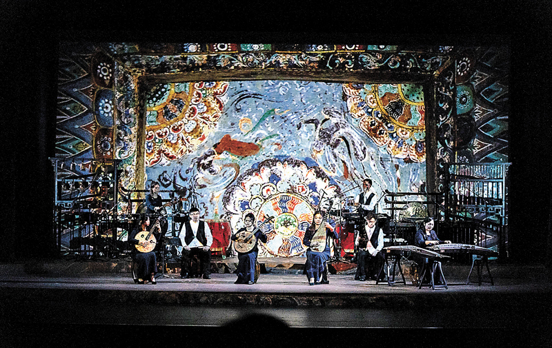 ◆樂團演奏時背後屏幕動態呈現着壁畫元素。