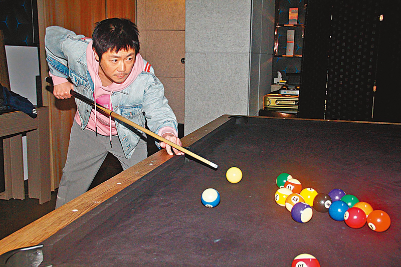 ◆李思捷現場見有桌球枱即扮打桌球。