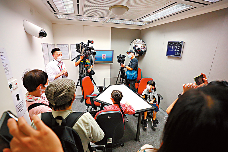 ◆錄影會面室設有廉署「名物」之一的「三角枱」，其經過特別設計，方便錄影機可以清楚攝錄到廉署人員、受疑人，及其律師的面部表情，及放置在上的物件。 香港文匯報記者  攝