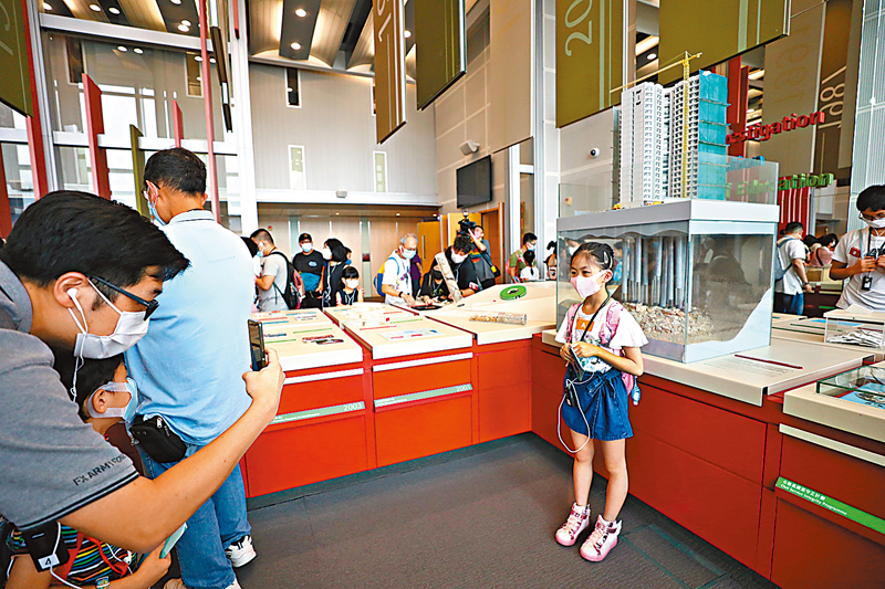 ◆展覽廳展出不同年代中具有標誌性意義的案件，包括上世紀九十年代居屋短樁案模型。香港文匯報記者  攝