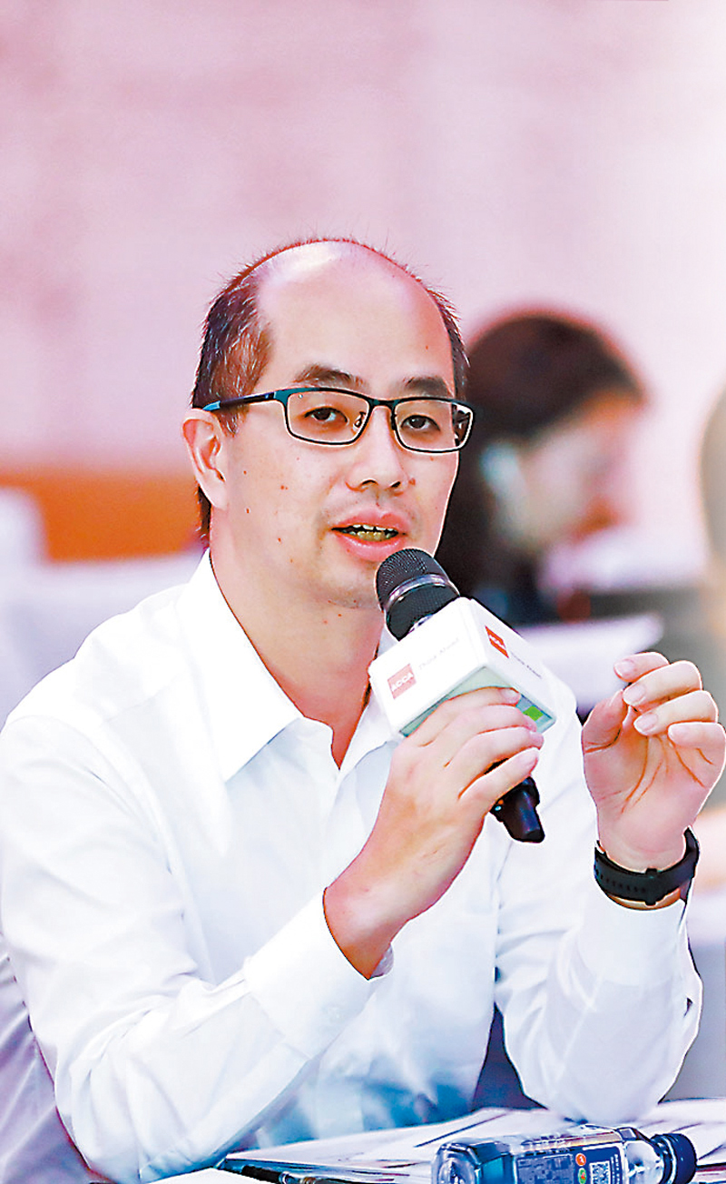 ◆鍾啟明在內地工作近三十年，對兩地的比較優勢相當了解。