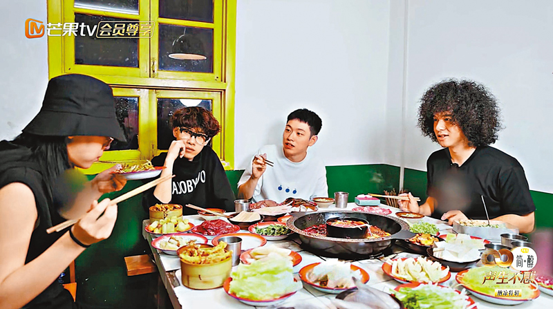 ◆右起：曾比特、魔動閃霸與炎明熹的友誼也在火鍋局中升溫。   視頻截圖