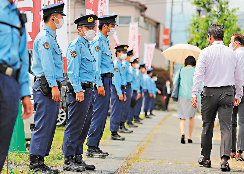 ◆山梨縣警察局加強選舉活動會場的人手。 法新社