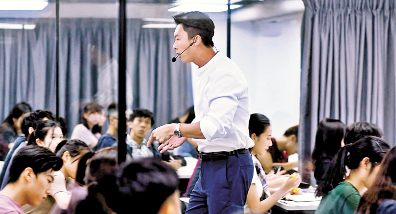 ◆王浩信飾演補習天王。