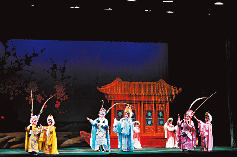 ◆最受觀眾歡迎的《鳳閣恩仇未了情》，由多對小朋友演出。