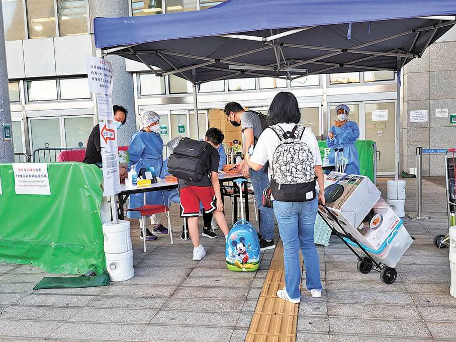 ◆深圳健康驛站改以搖號抽籤方式分配房間。圖為昨日，過境民眾在深圳灣口岸做核檢。 香港文匯報記者聶曉輝  攝