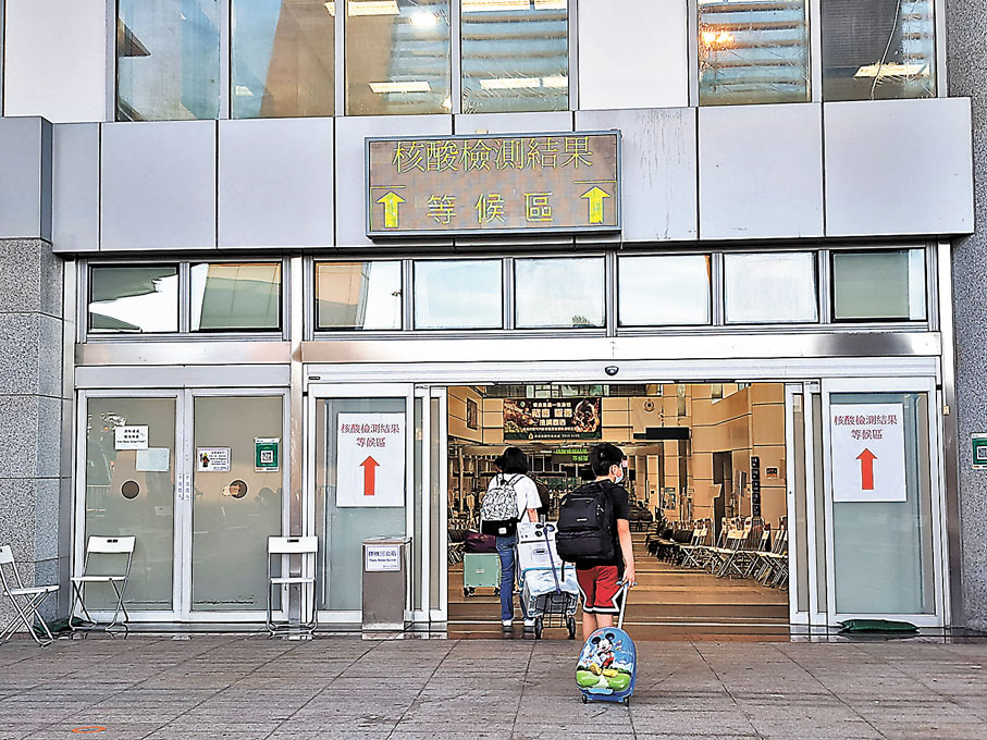 ◆深圳灣口岸過境民眾進入核檢結果等候區。香港文匯報記者聶曉輝  攝