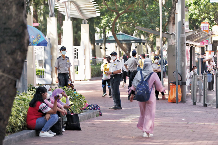 ◆有食環署職員在維園外圍巡查。香港文匯報記者  攝