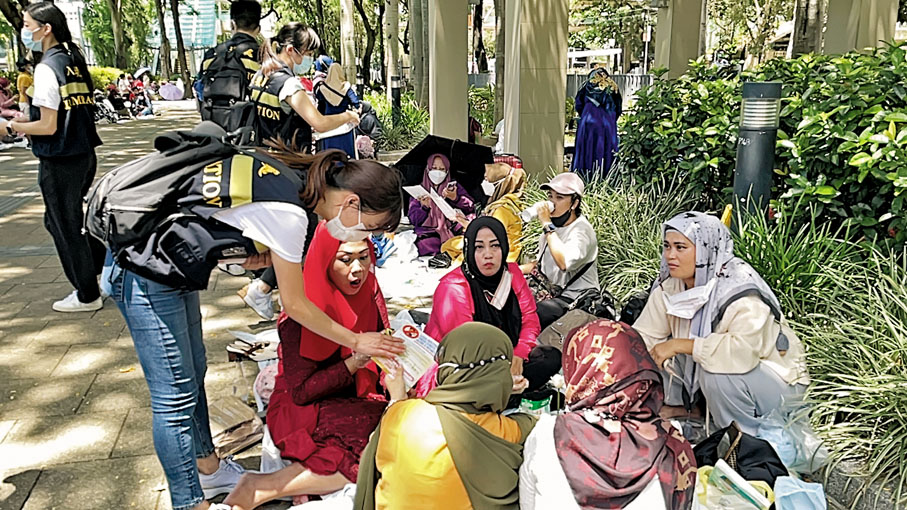 ◆入境處派職員到維園向外傭派發宣傳單張。 入境處供圖