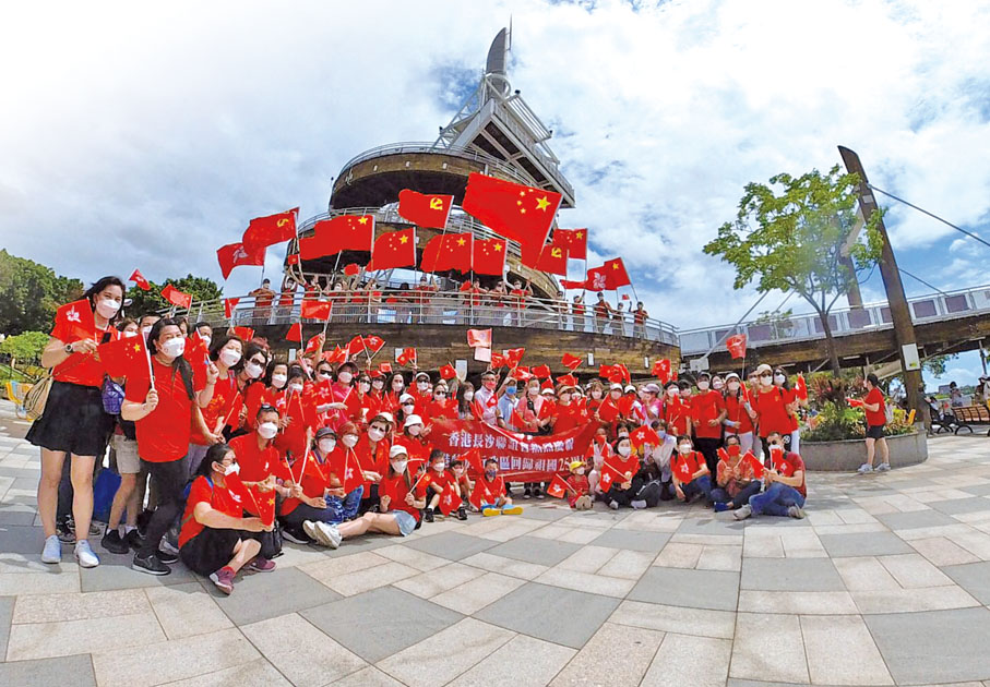 ◆ 7月1日，香港長沙聯誼會成員齊集香港回歸紀念塔前齊聲高唱愛國歌曲，抒發愛國愛港情懷。