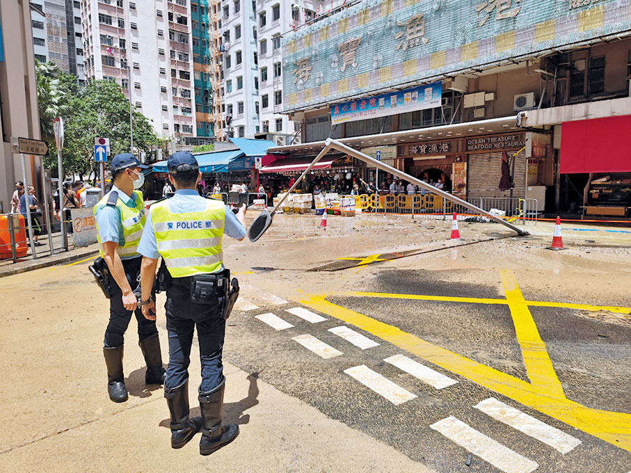 ◆大量黃泥水湧出造成地陷，一支燈柱倒塌，警員到場戒備。