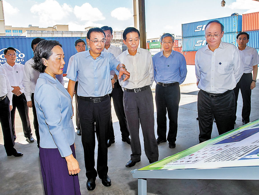 ◆7月8日上午，中共中央政治局常委、國務院總理李克強在晉江國際陸港，詳細詢問貨物通關時間等。 新華社
