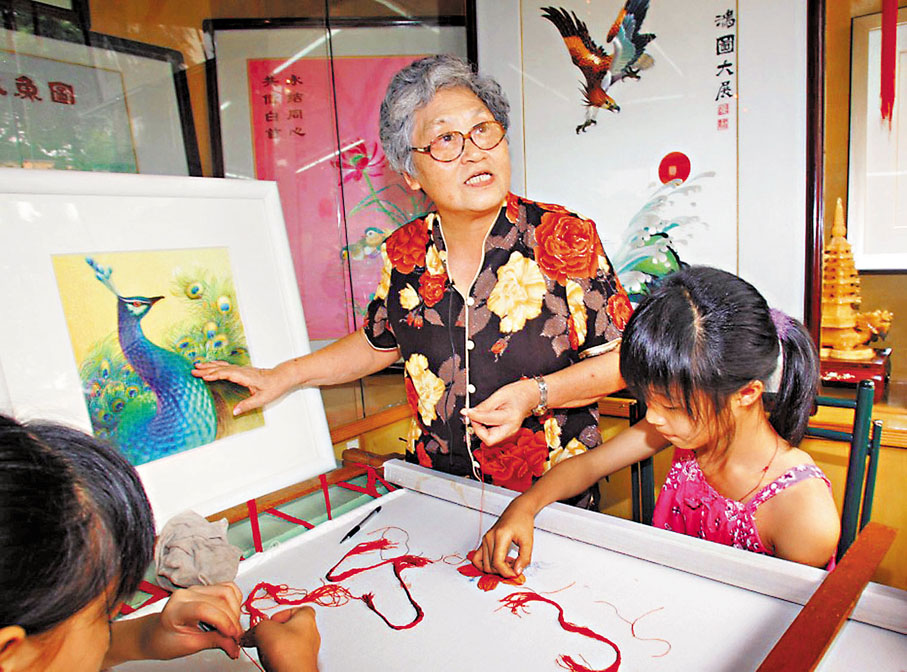 ◆ 粵繡（廣繡）國家級非遺傳承人、中國工藝美術大師陳少芳，開創「陳氏廣繡」，一家三代都致力於傳承粵繡，圖為陳少芳教導學生。 作者供圖