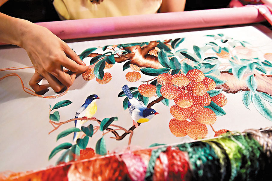 ◆ 粵繡以色彩艷麗著稱，於2006年被列為國家級非物質文化遺產。 作者供圖