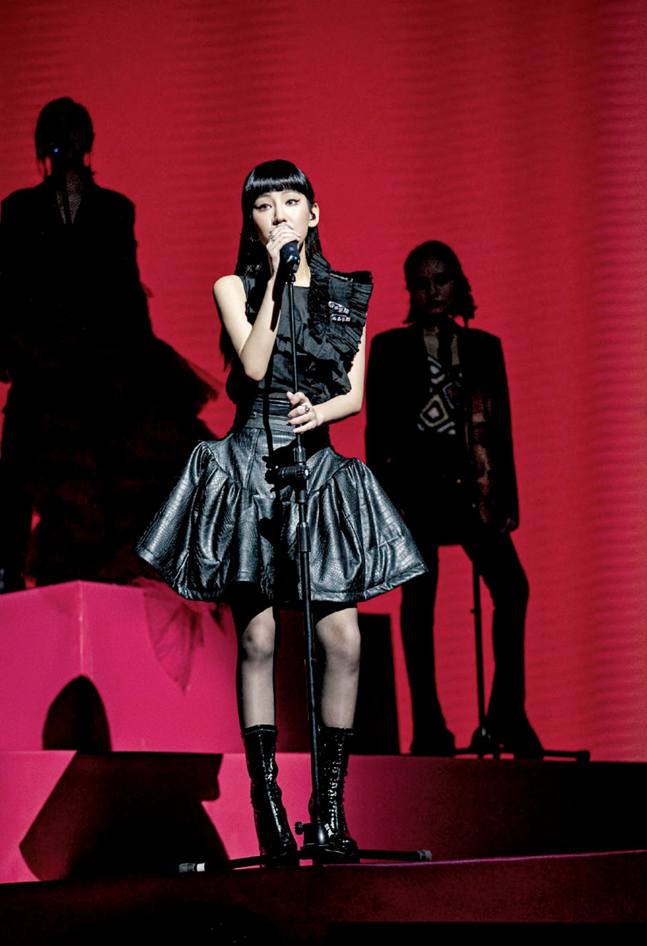 ◆ 炎明熹在台上型格十足，充滿自信。