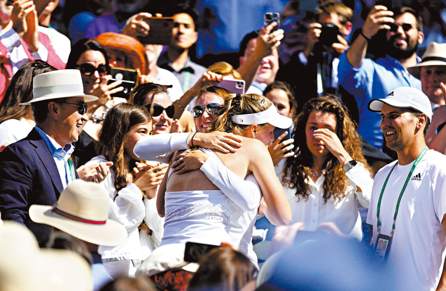 ◆ 拉芭堅娜與親友團和教練擁抱慶祝。  美聯社