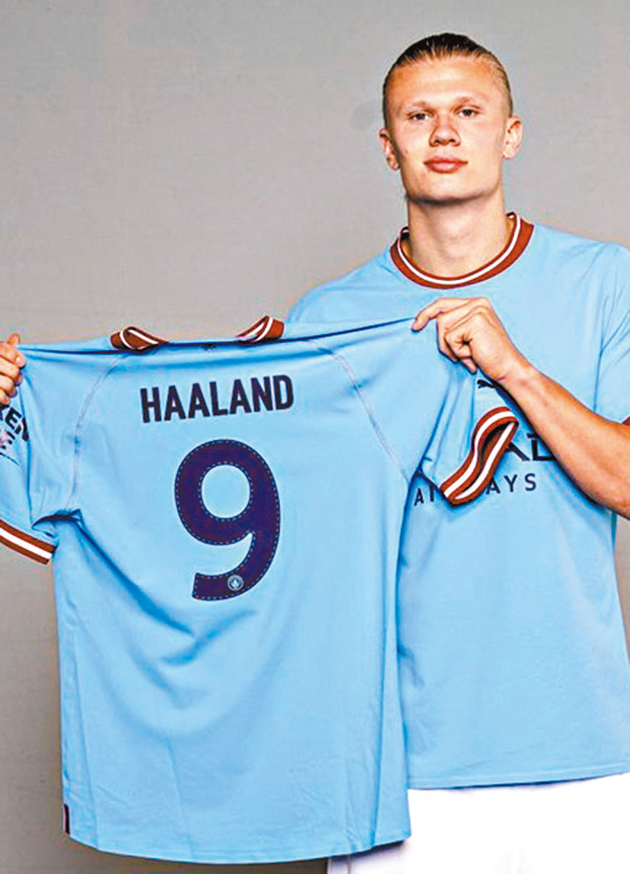 ◆ 夏蘭特手執9號球衣留影。  曼城圖片