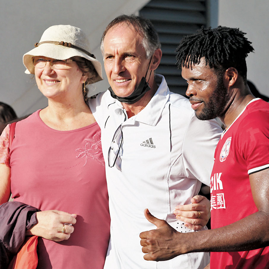 ◆前南華最佳教練米路（中）與妻子入場為北區艾華打氣。香港文匯報記者黎永淦  攝