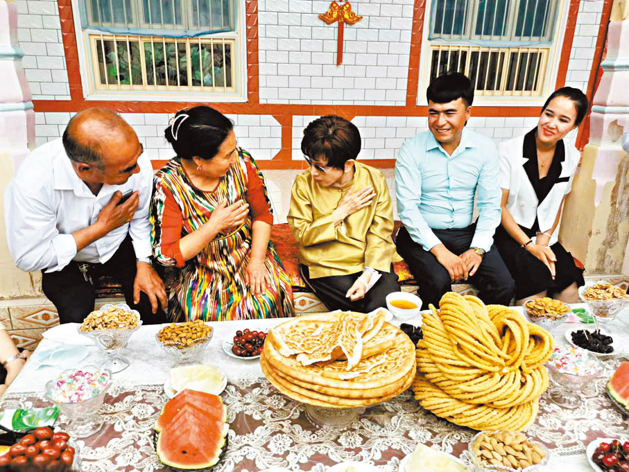與喀什帕哈太克里鄉民眾聊天